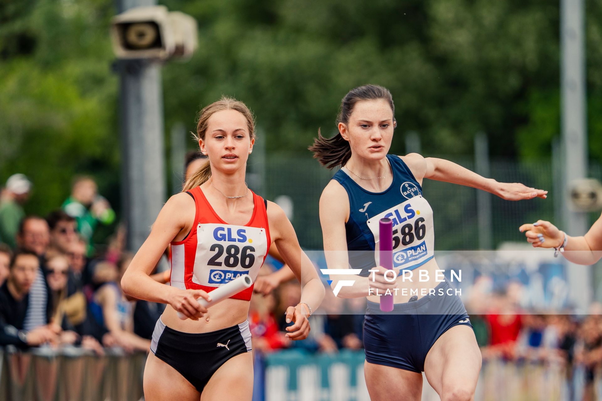 Sophia Seiter (LG Region Karlsruhe), Clarissa Schwalm (LAV Bayer Uerdingen/Dormagen) beim Wechsel am 29.05.2022 waehrend der Deutschen Meisterschaften Langstaffel im Otto-Schott-Sportzentrum in Mainz